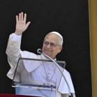 León XIV saludó y bendijo a los fieles en la festividad de la Santísima Trinidad.