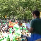 Un momento de la lectura de la declaración a favor de la vida ante los manifestantes.