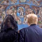 Donald Trump y su esposa Melania en 2017 ante el Juicio Final en la Capilla Sixtina del Vaticano