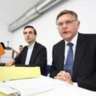 Fernand Keuleneer (d) y el portavoz de los obispos belgas, Eric de Beukelaer