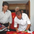 Andrés Iniesta firmando la 6