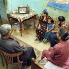 Una familia de Oriente Próximo viendo Sat 7