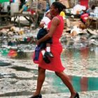 Una mujer con su hijo en Haití