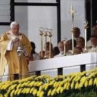 Benedicto XVI durante la misa en Fátima