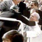 Momento en el que Pasanisi protege al Papa