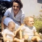 Santa Gianna Beretta, junto a dos de sus hijos