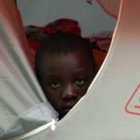 Un huérfano de Haití en una tienda donada por Cáritas