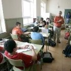 Unos alumnos atienden a su profesor en clase