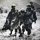 Emil Kapaun, a la derecha, con la cruz en el casco.