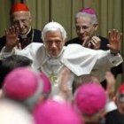 Benedicto XVI ante un grupo de obispos