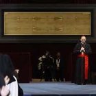 El cardenal Poletto junto a la Sindone.