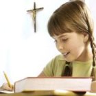 Una alumna atiende en clase de religión