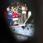 Un niño iraquí pasa junto a uno de los coches que ha explotado