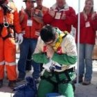 Esteban Rojas reza arrodillado tras ser rescatado