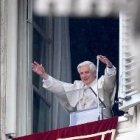 Benedicto XVI saluda desde San Pedro
