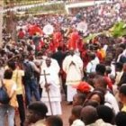 Una procesión católica en Uganda