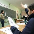 Una profesora da clase en un colegio católico