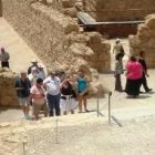 Unos turistas en la fortaleza de Masada