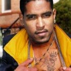 Un miembro de los Latin King muestra sus tatuajes