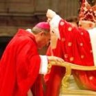 Monseñor Jaume Pujol recibe el palio de Benedicto XVI