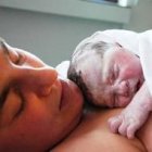 Una mujer con su hijo poco después del parto