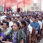 Un grupo de guatemaltecos atiende la catequesis