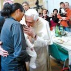 Benedicto XVI, junto a unos pobres