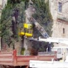 Momento de la retirada de la cruz de la iglesia de Mota del Cuervo