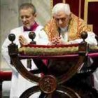 Benedicto XVI reza durante el Via Crucis en Roma