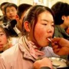 Unos católicos celebran misa en China.