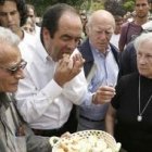 José Bono comulga en la parroquia de Entrevías, junto a Pedro Zerolo.