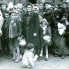 Un grupo de mujers judías junto a los trenes de la muerte