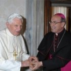 Benedicto XVI y el arzobispo Velacio De Paolis