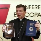 Monseñor Martínez Camino en el acto de presentación