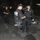 Policías filipinos en el lugar de la explosión