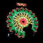 Espectadores contemplan una de las estrellas de Navidad gigantes participantes en el concurso de San Fernando