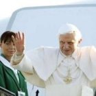 El Papa en el avión que lo conduce a Edimburgo