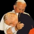 Juan Pablo II abraza al Cardenal Wyszynski