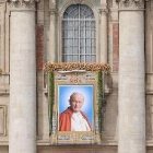 Tapiz del beato Juan Pablo II en la Basílica de San Pedro