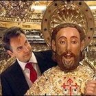 Ni un beso de cortesía al Apóstol.