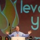 El padre James Kelly durante la reunión de los carismáticos en Madrid