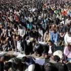 Cristianos y musulmanes rezan en la Plaza de Tahrir