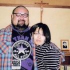 El protagonista, su mujer Yuka y detrás la foto de la abuela fallecida