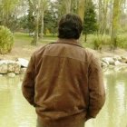 Pablo, ex gay, posa ocultando su rostro