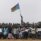 Se alza la nueva bandera de Sudán del Sur.