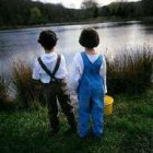 Unos niños en un río