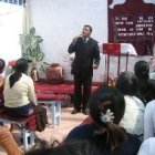 Un pastor evangélico durante un servicio religioso