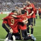 La selección española de fútbol celebra un gol