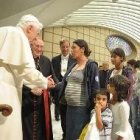 El Papa con una familia de gitanos