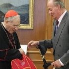 Rouco entregándole la mochila al rey